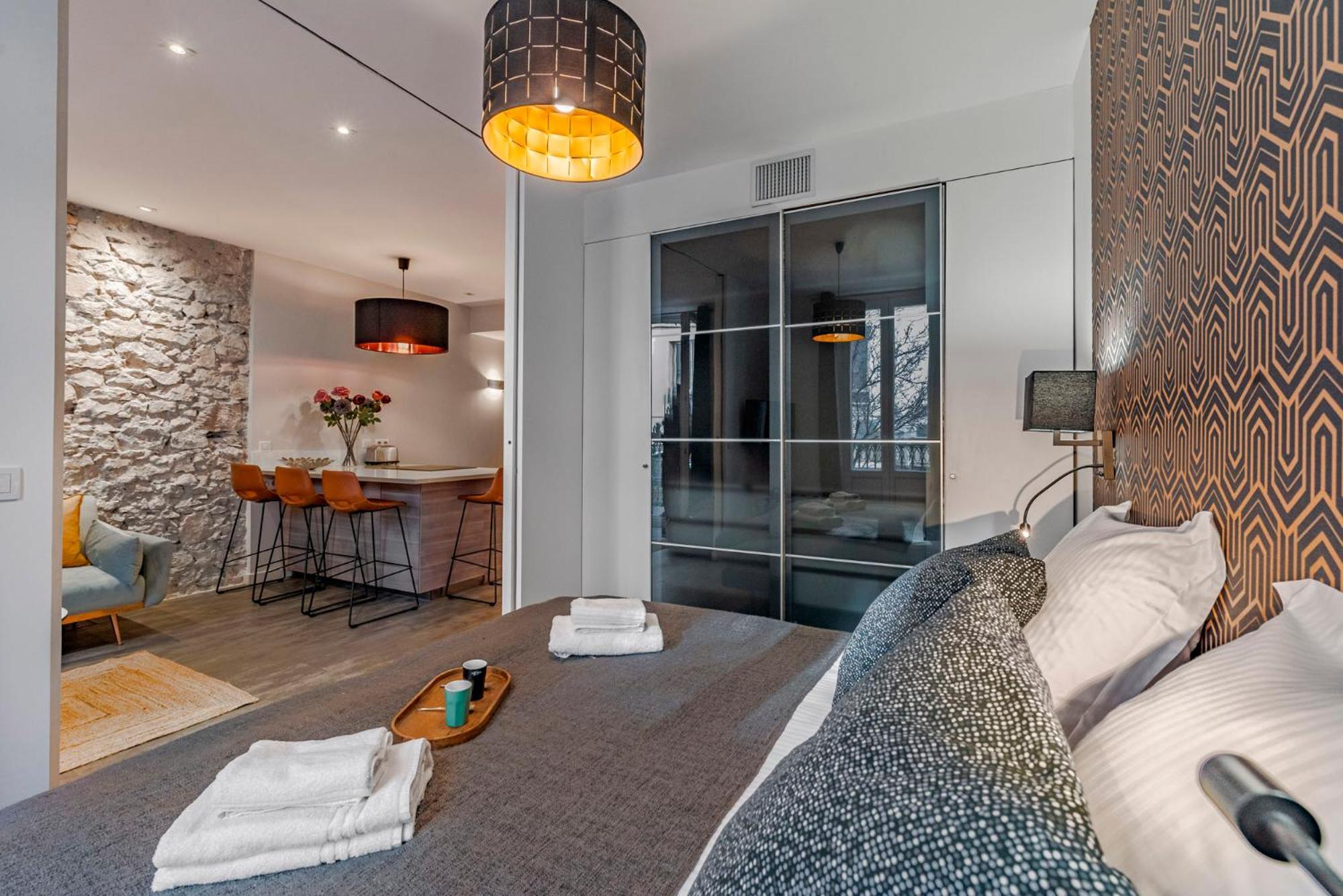 Luxury Family 2Br - Prime Location, Walk To Beach & Shopping, Sunny Balcony - Totolulu Cannes Hoche Экстерьер фото